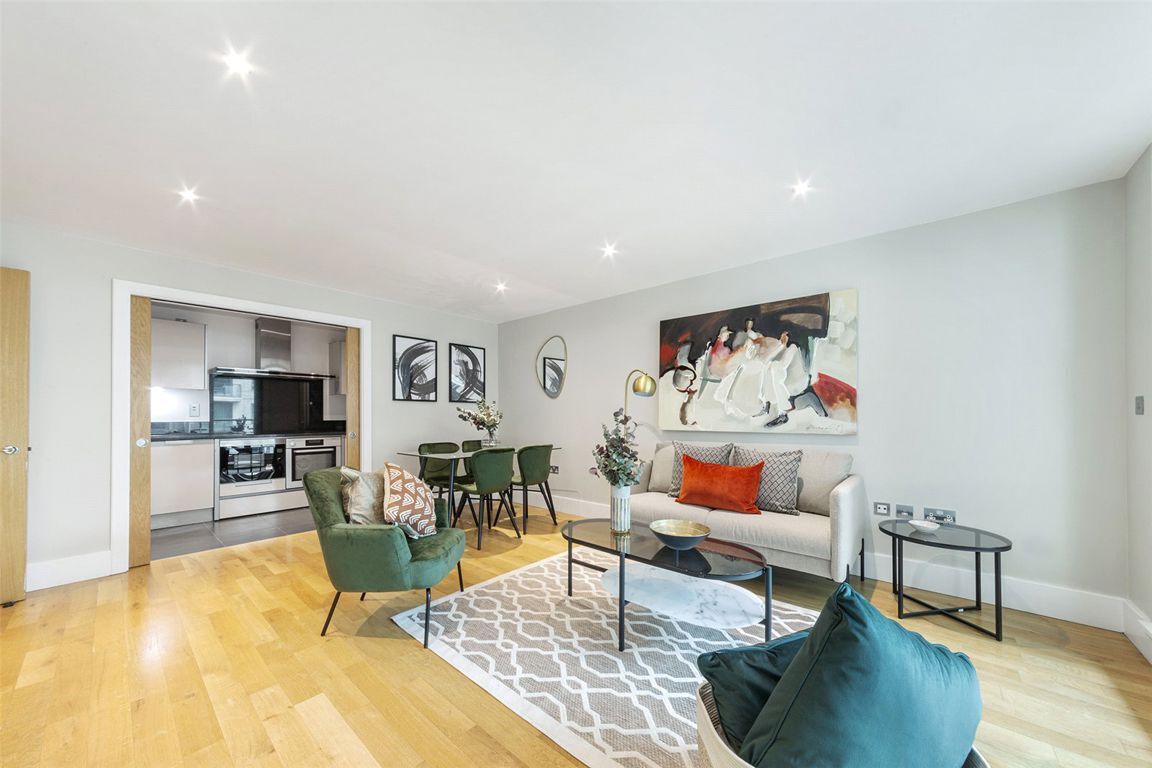 Flat Nine Elms Lane in Greater London