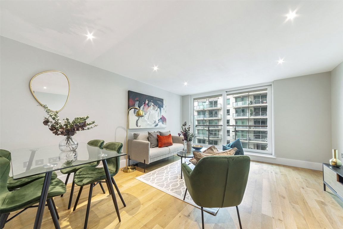 Flat Nine Elms Lane in Greater London