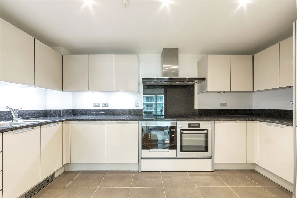 Flat Nine Elms Lane in Greater London
