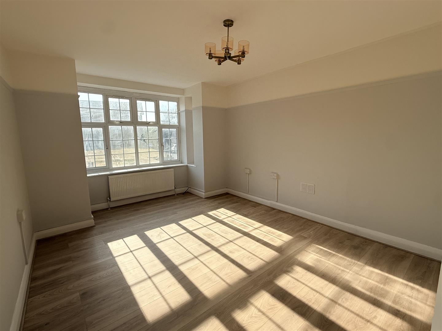 Flat Wynash Gardens in Greater London