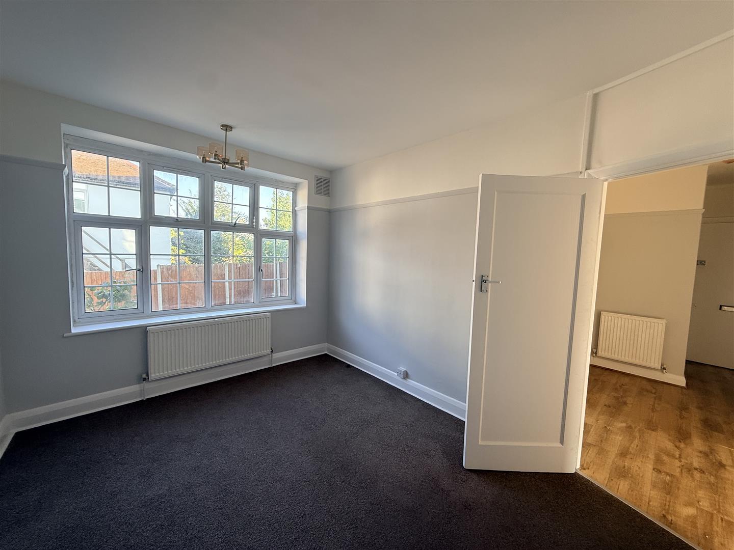 Flat Wynash Gardens in Greater London