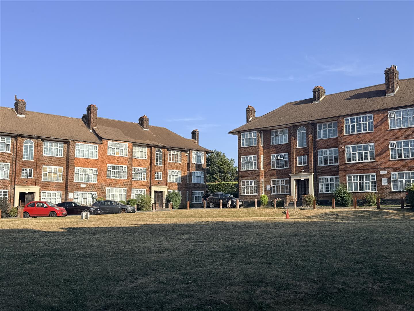 Flat Wynash Gardens in Greater London