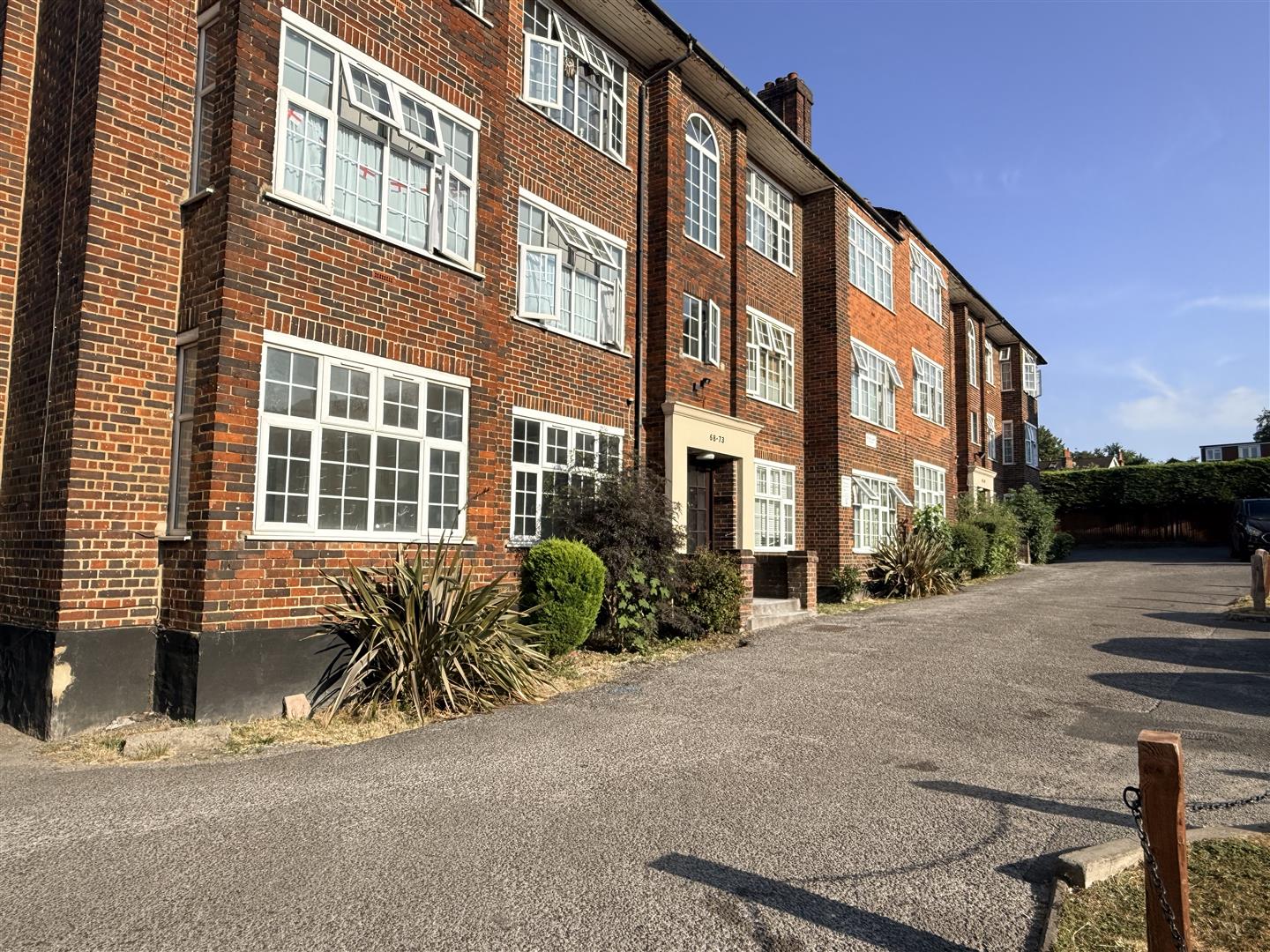 Flat Wynash Gardens in Greater London