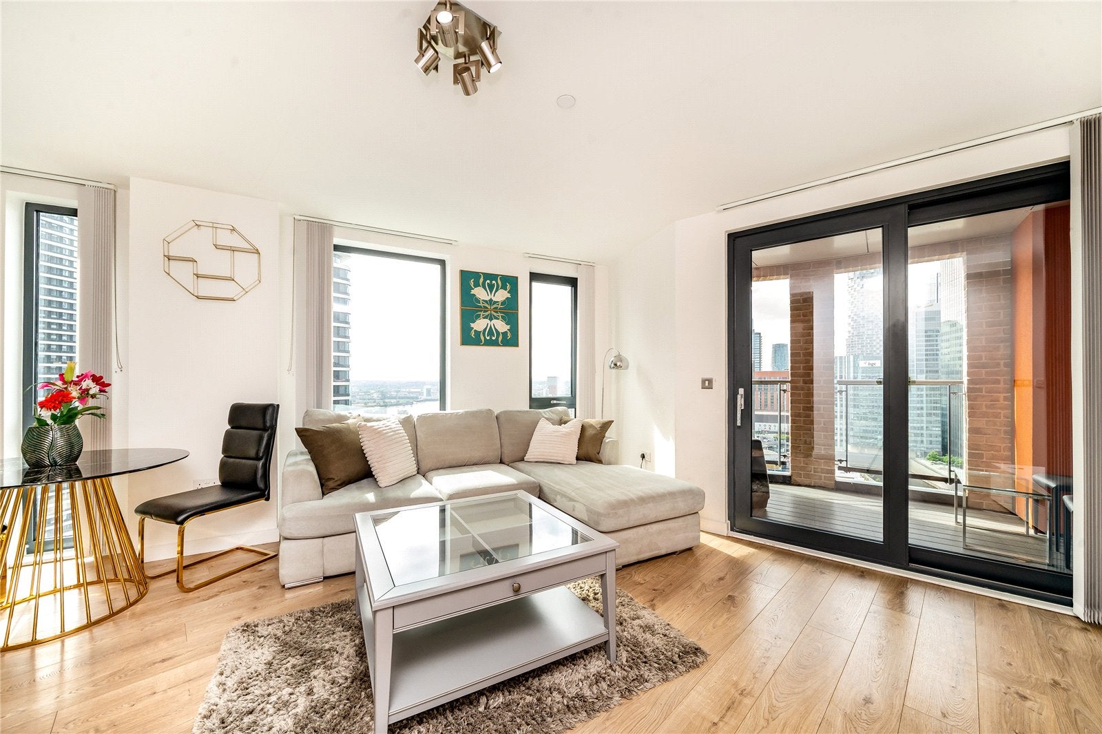 Flat Williamsburg Plaza in Greater London
