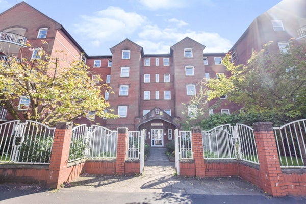 Flat Hathersage Road in Manchester
