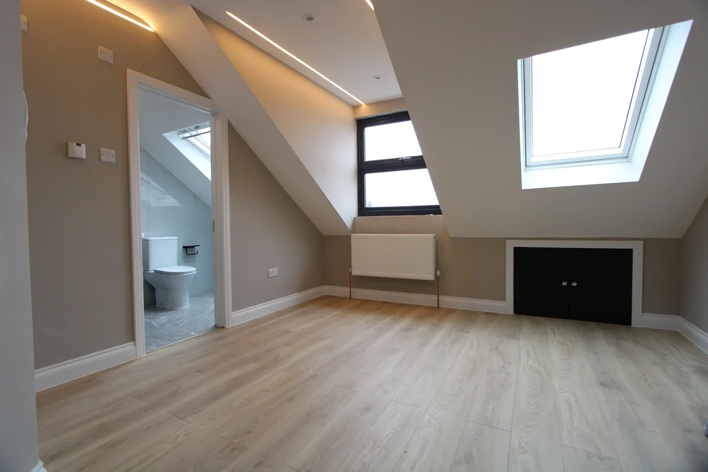 Flat Donald Road in Greater London