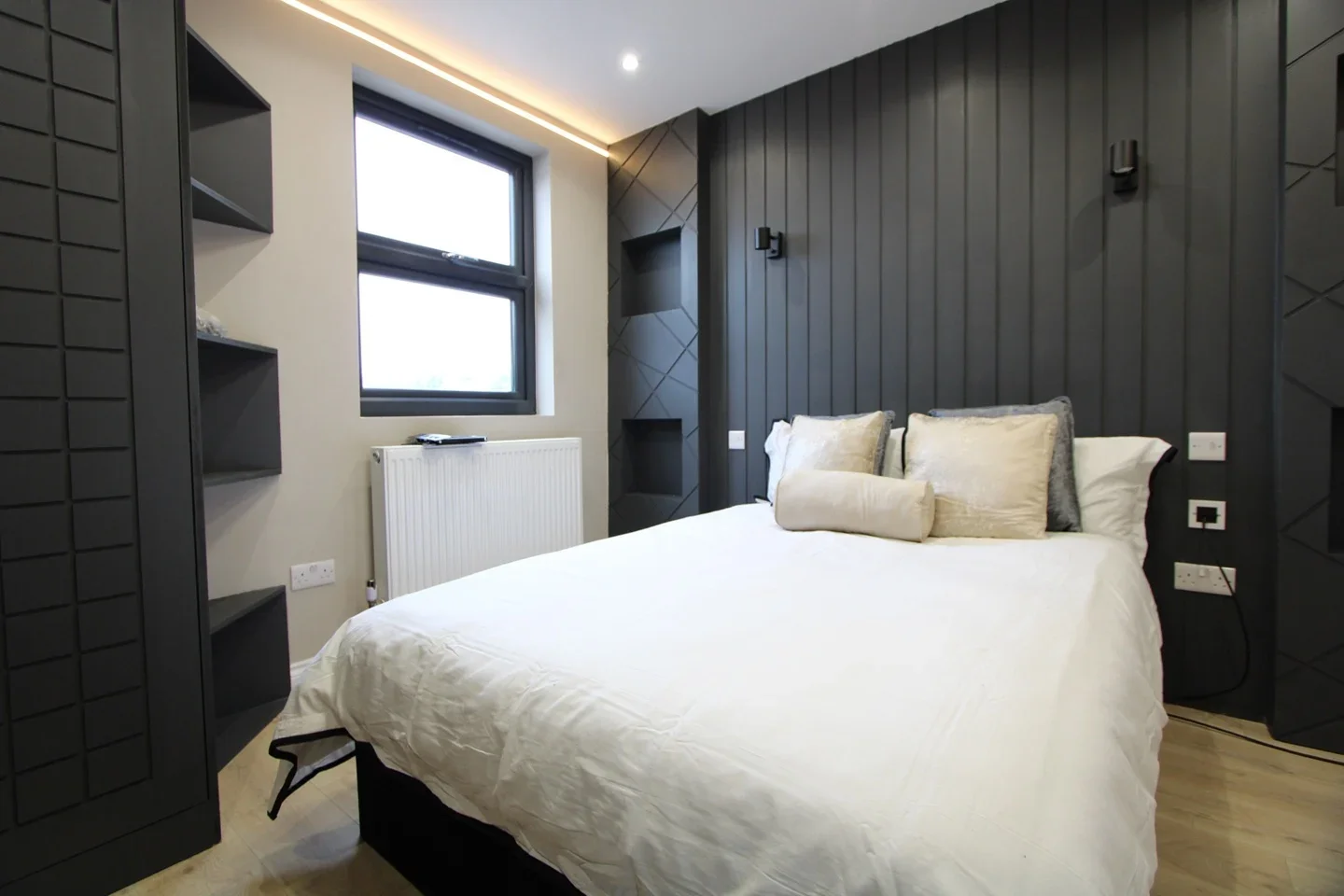 Flat Donald Road in Greater London