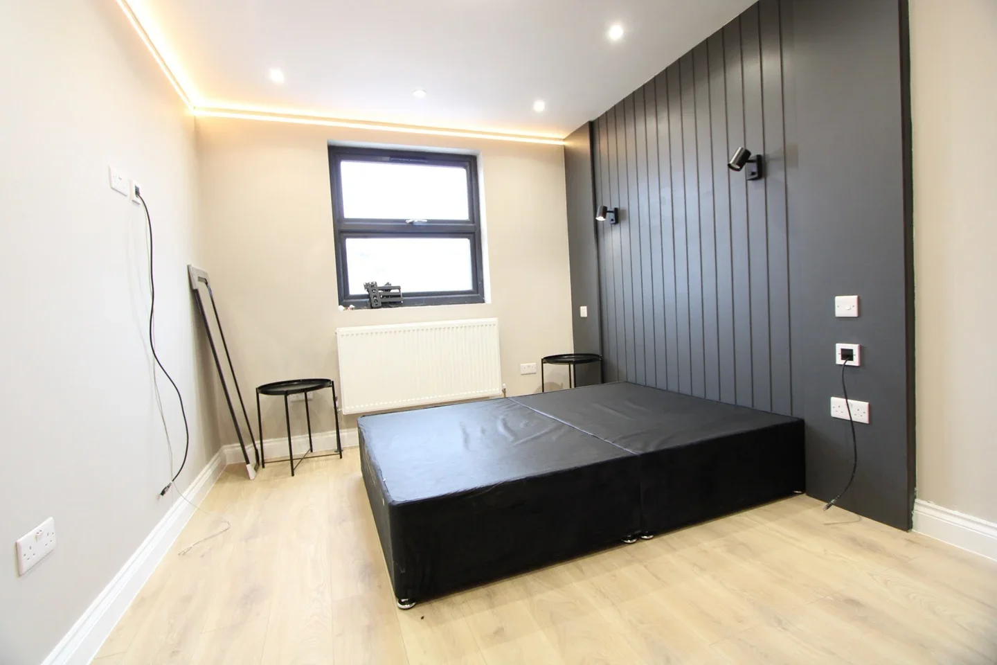Flat Donald Road in Greater London