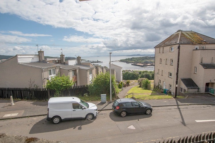 Flat Whinny Hill Crescent in Inverkeithing