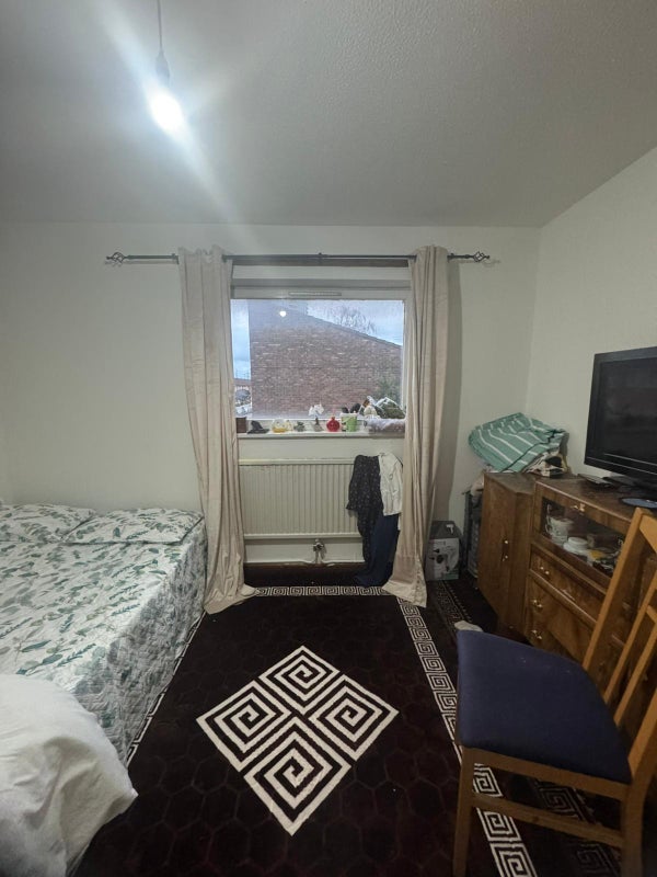 Room Percy Road in Greater London