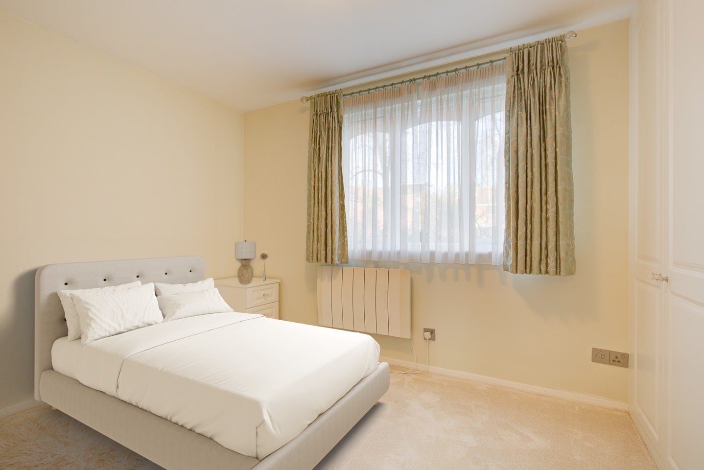 Flat Telegraph Place in Greater London