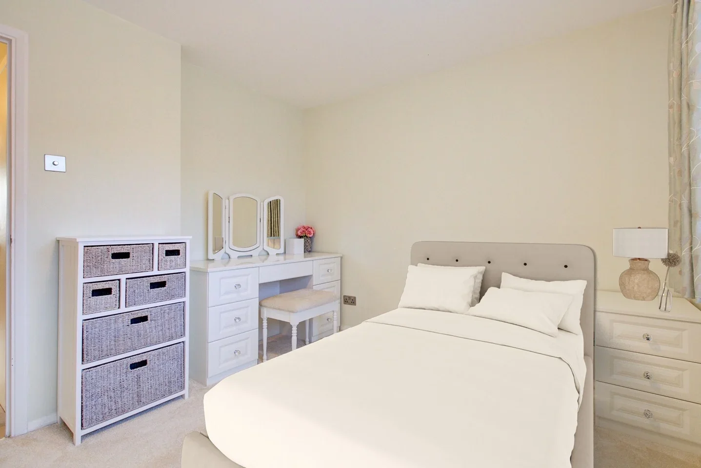 Flat Telegraph Place in Greater London