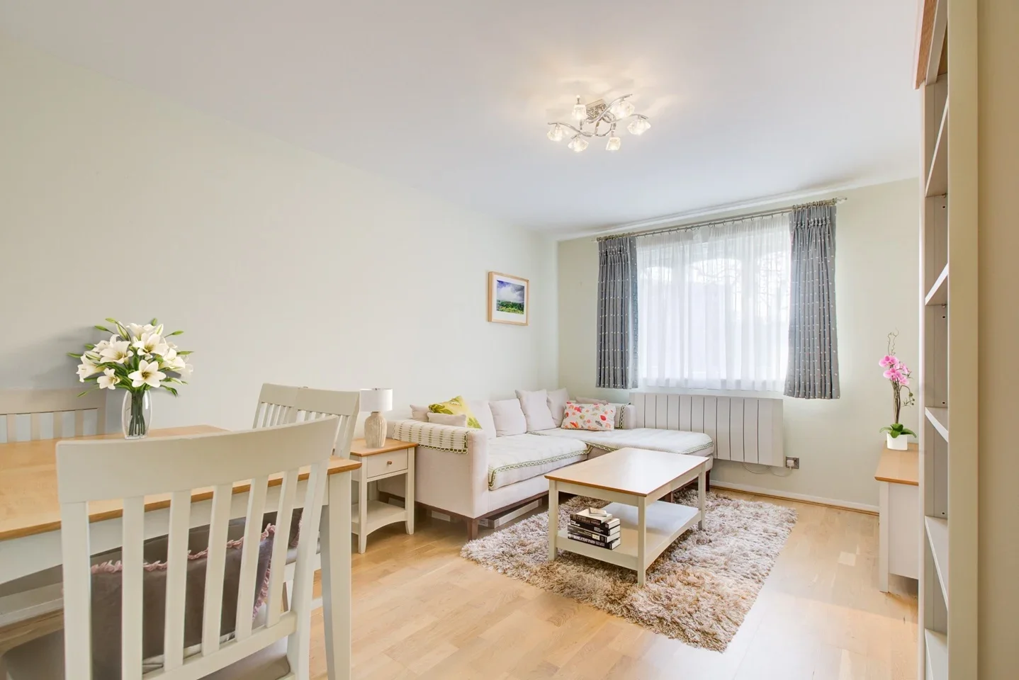 Flat Telegraph Place in Greater London