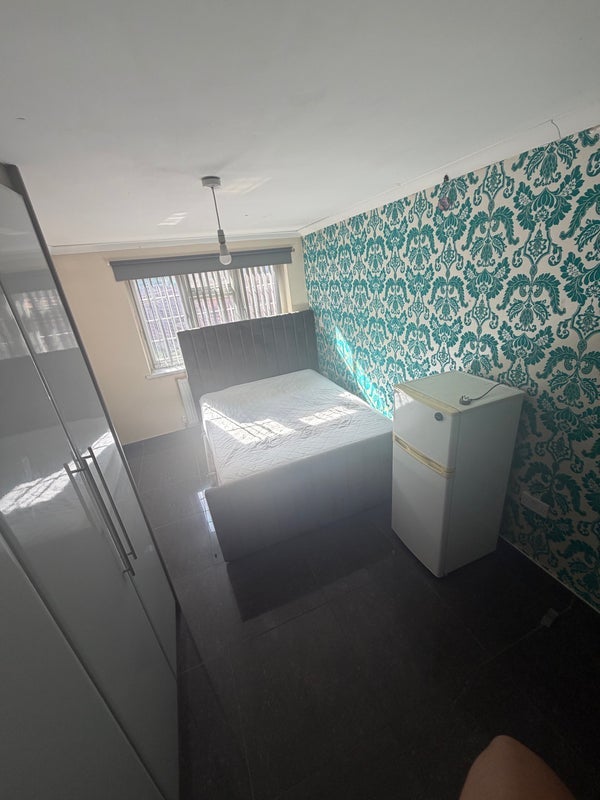 Room Crown Meadow in Slough