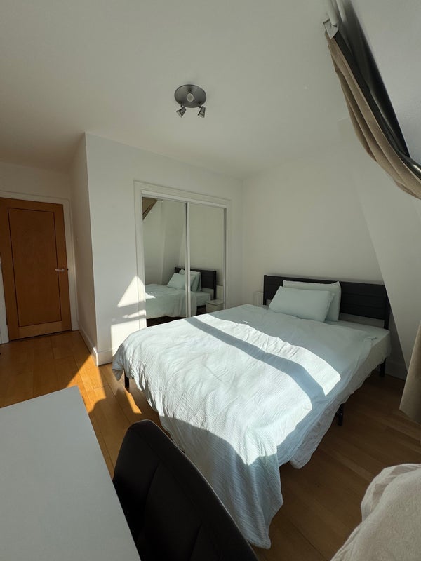 Room Farringdon Road in Greater London