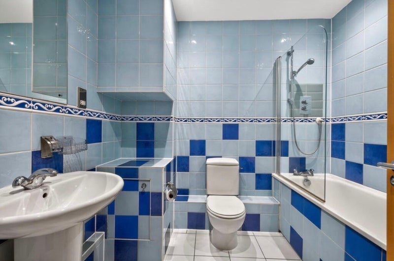 Room Farringdon Road in Greater London