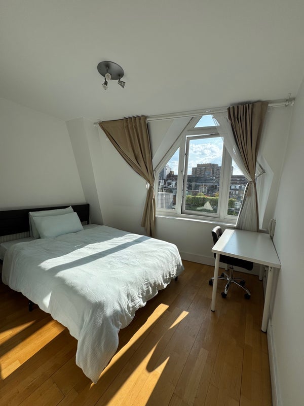 Room Farringdon Road in Greater London