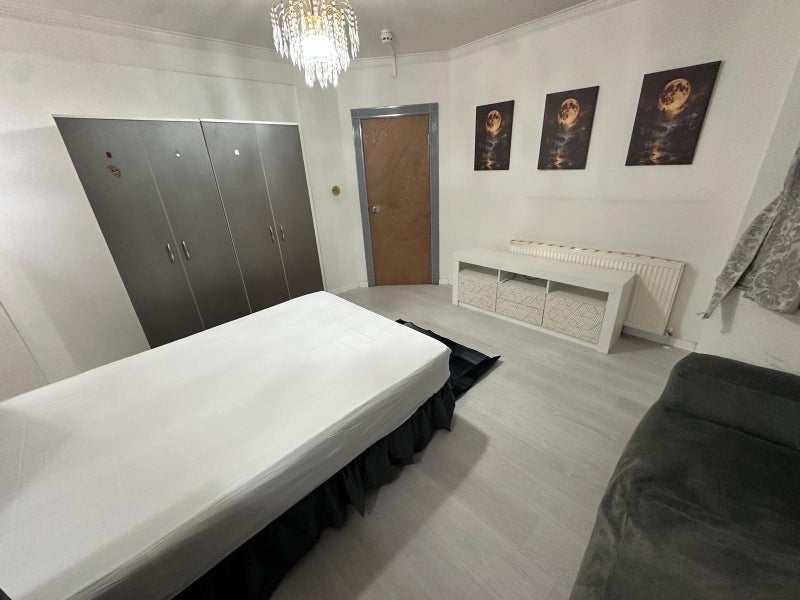 Room Dollis Hill Avenue in Greater London