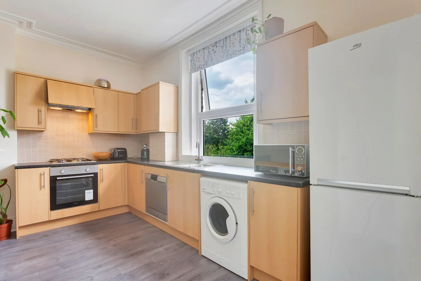 Flat Cumberland Road in Greater London