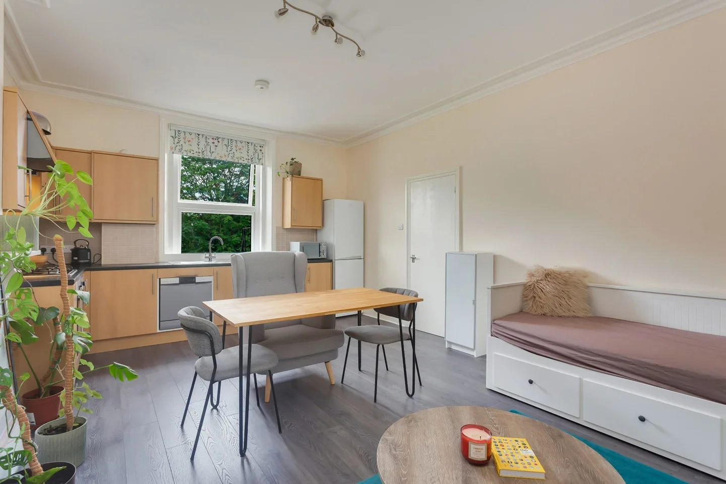 Flat Cumberland Road in Greater London