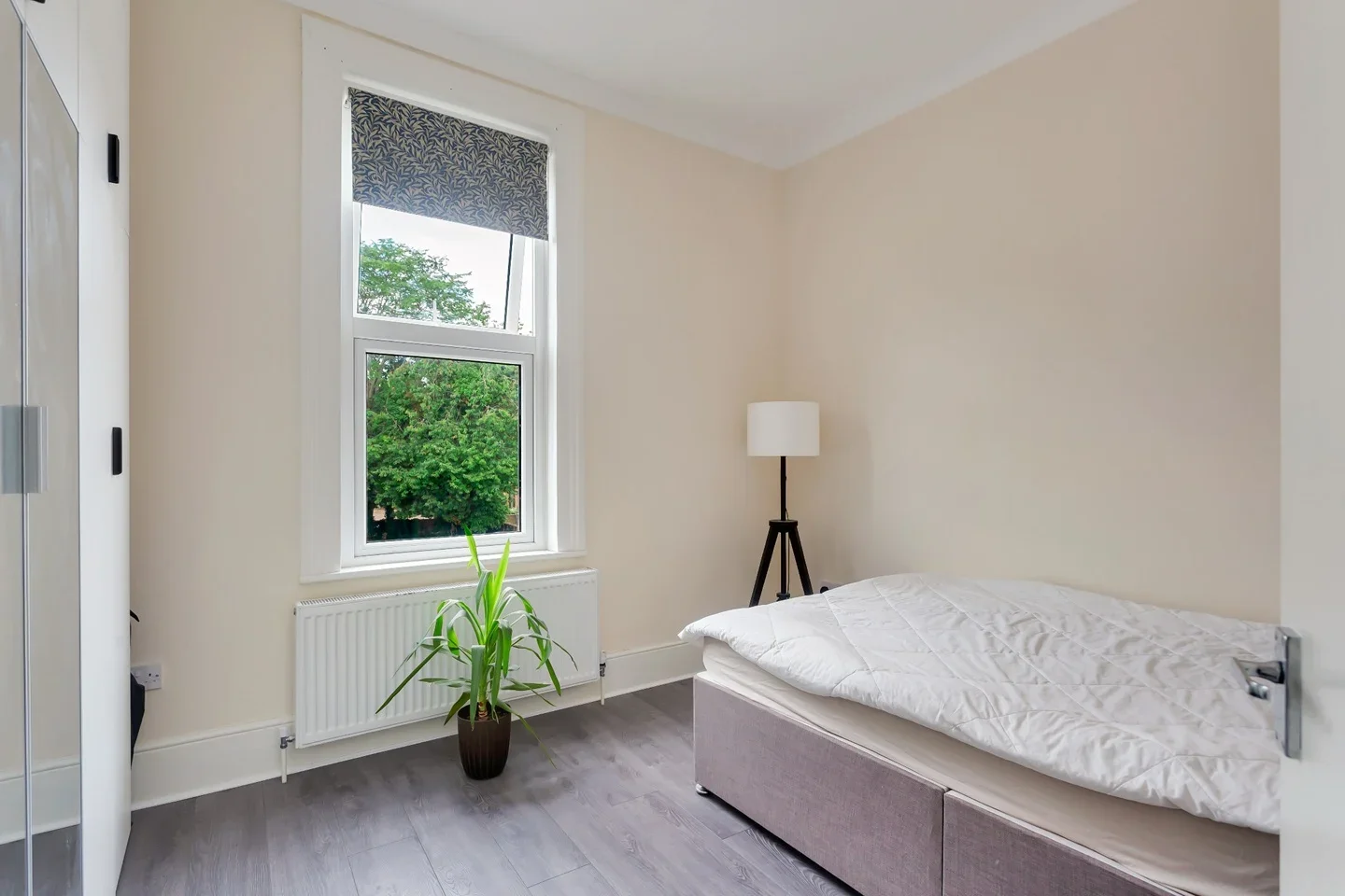 Flat Cumberland Road in Greater London