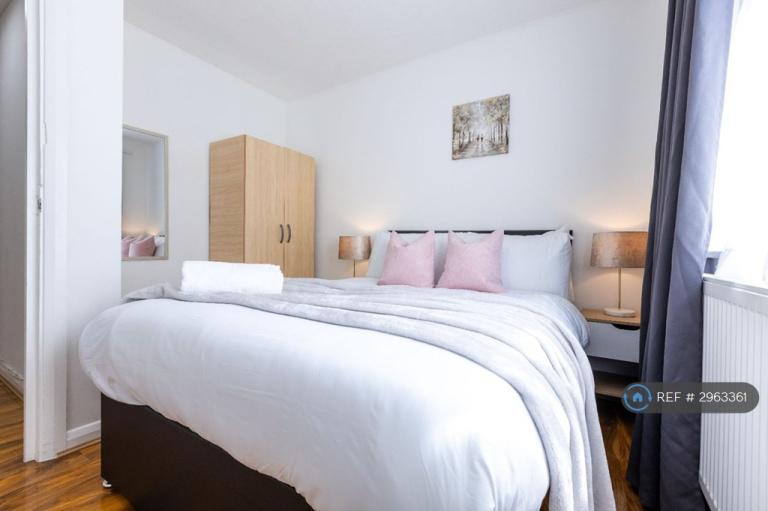 Flat Elliott Close in Greater London