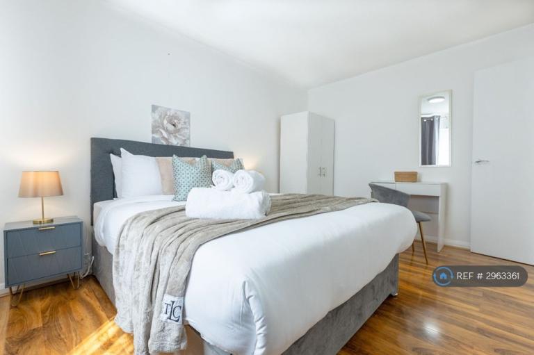 Flat Elliott Close in Greater London