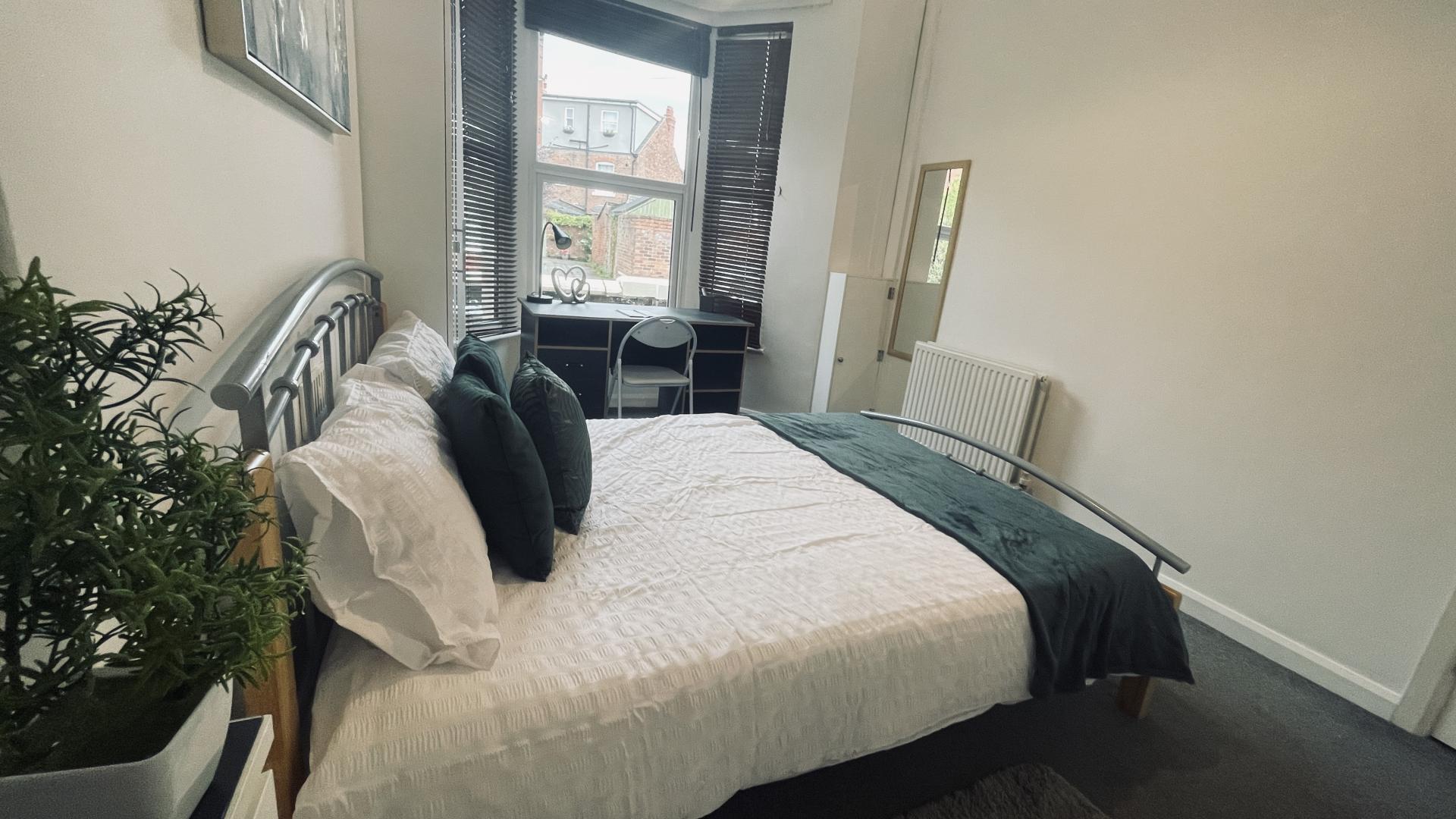 Room Gladstone Road in Chester