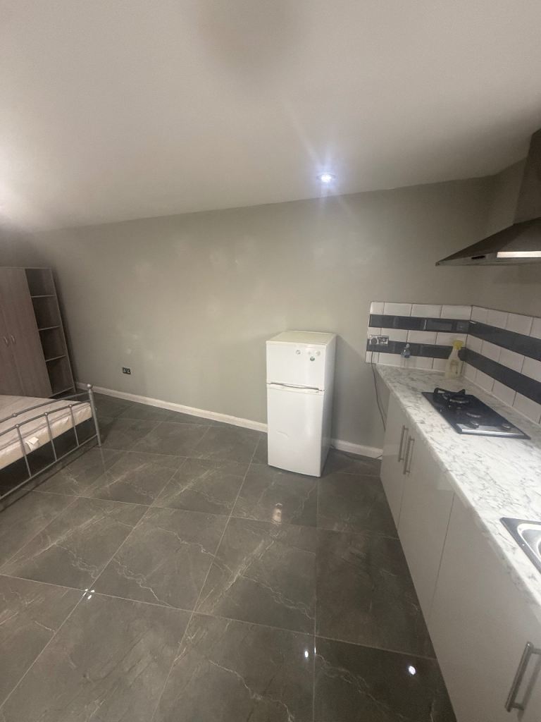 Flat Lansbury Avenue in Greater London