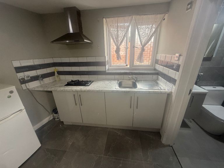 Flat Lansbury Avenue in Greater London