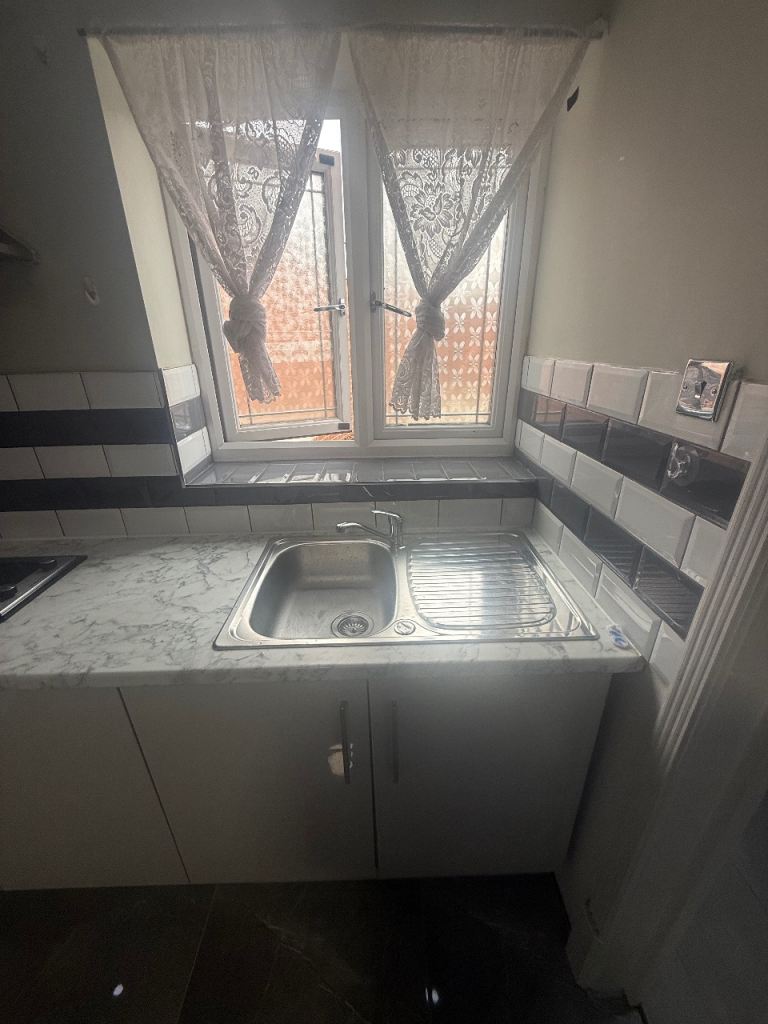 Flat Lansbury Avenue in Greater London