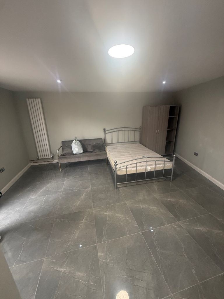 Flat Lansbury Avenue in Greater London