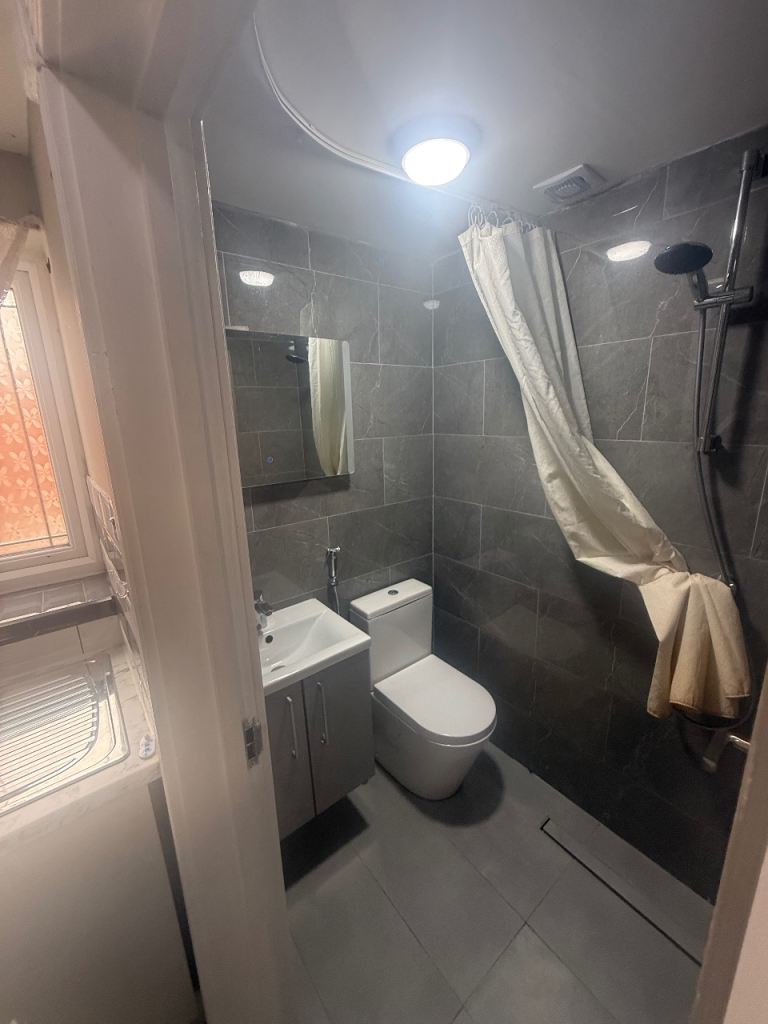 Flat Lansbury Avenue in Greater London