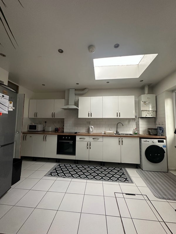 Room Courtenay Road in Greater London