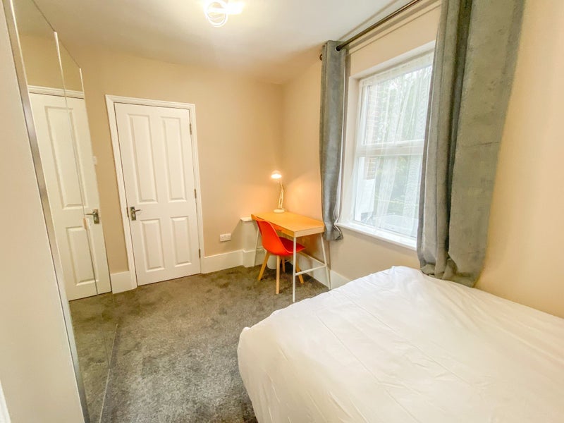 Room Fullerton Road in Greater London
