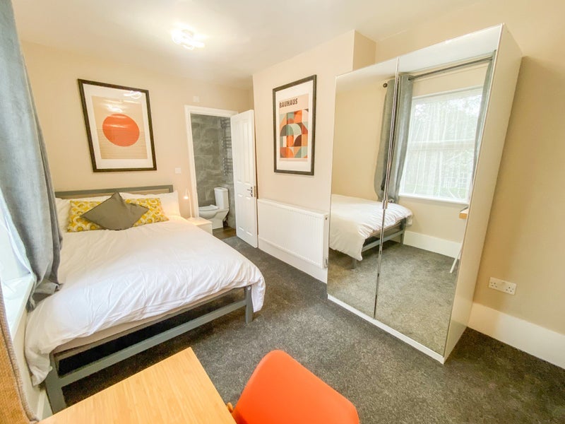 Room Fullerton Road in Greater London