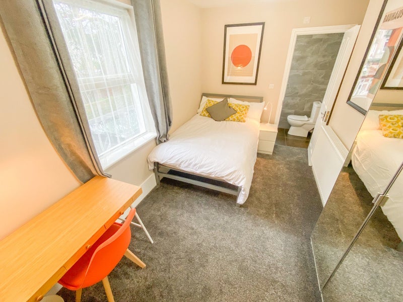 Room Fullerton Road in Greater London