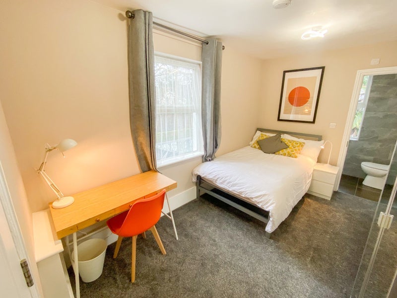 Room Fullerton Road in Greater London