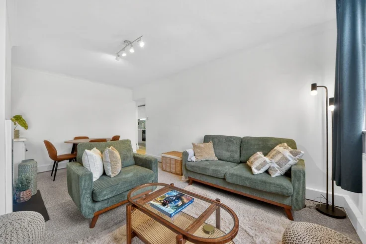 Flat Madeira Avenue in Greater London
