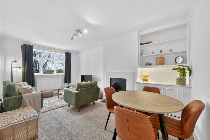 Flat Madeira Avenue in Greater London