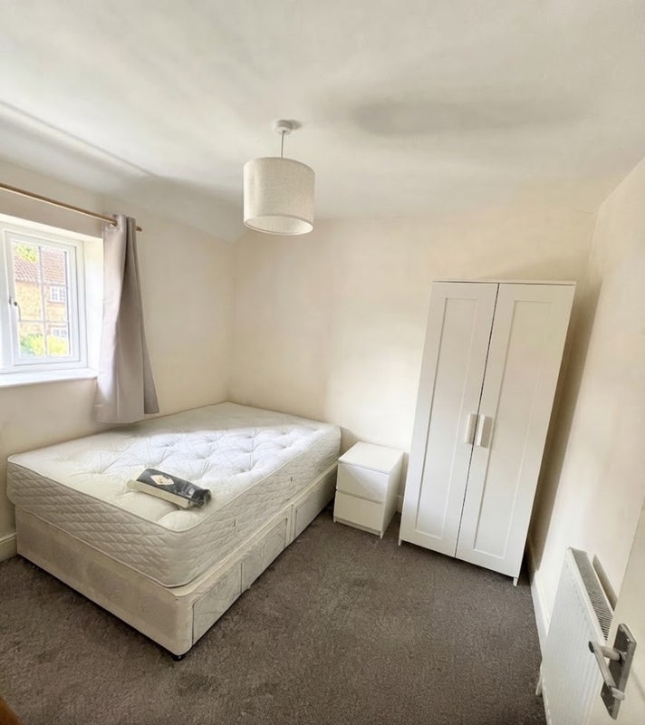Room Hilary Road in Greater London