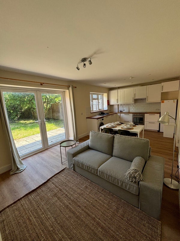 Room Hilary Road in Greater London