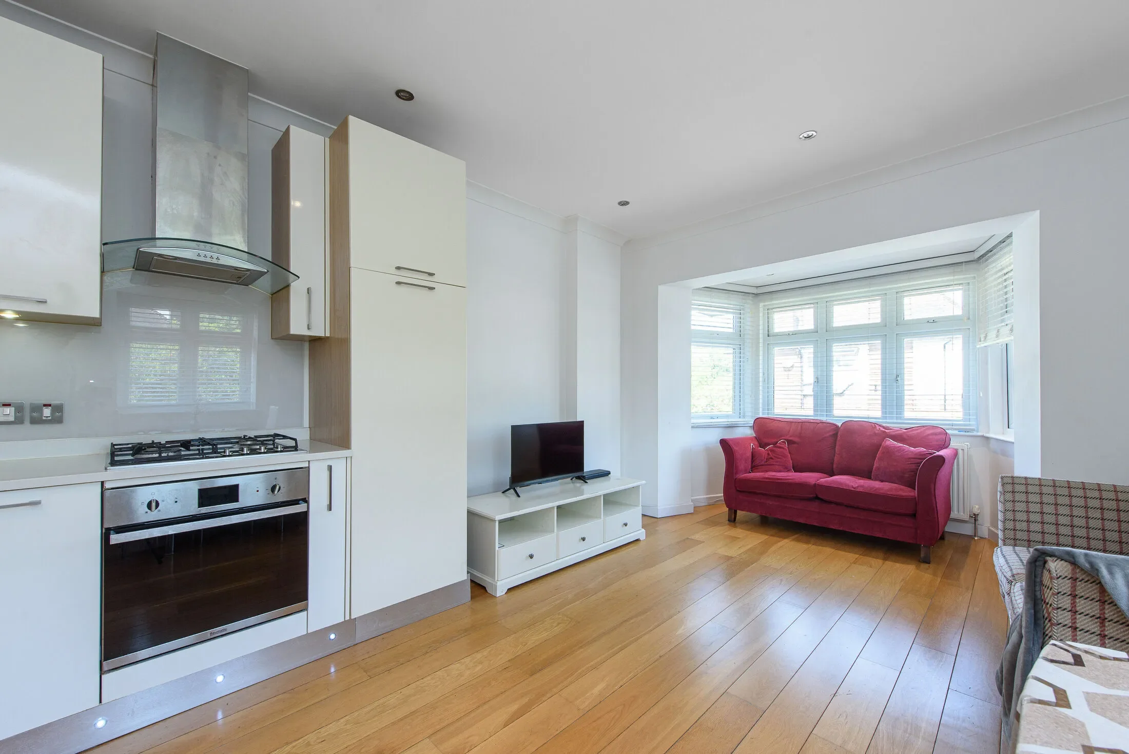 Flat Holders Hill Road in Greater London