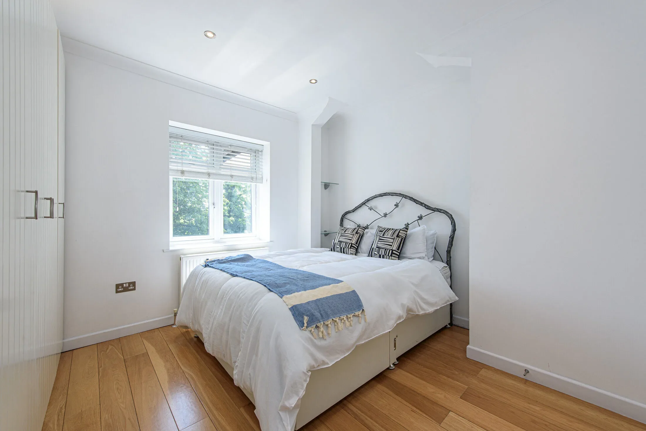 Flat Holders Hill Road in Greater London