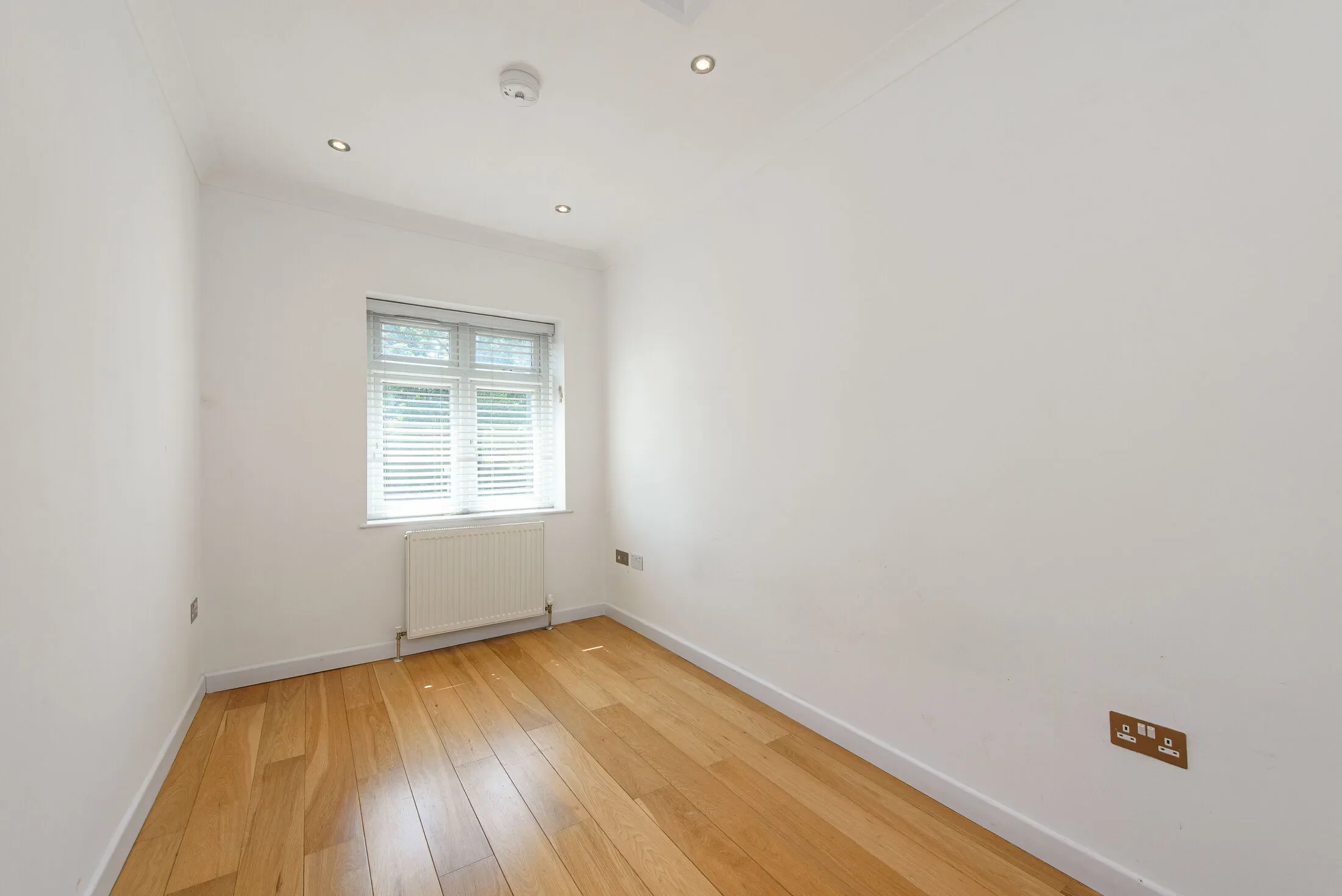 Flat Holders Hill Road in Greater London