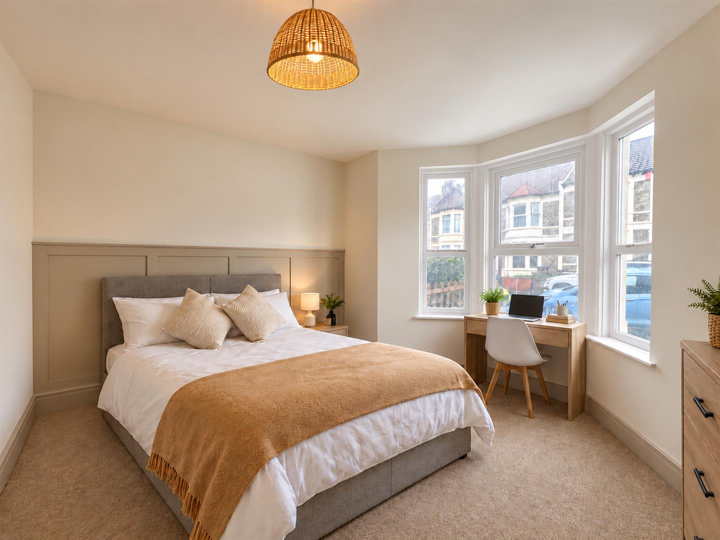 Room Churchill Road in Bristol