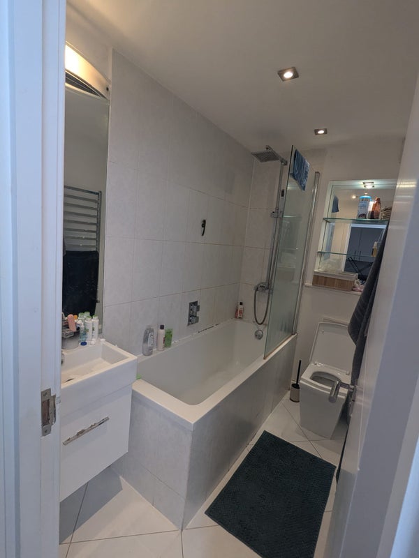 Room Hackney Road in Greater London