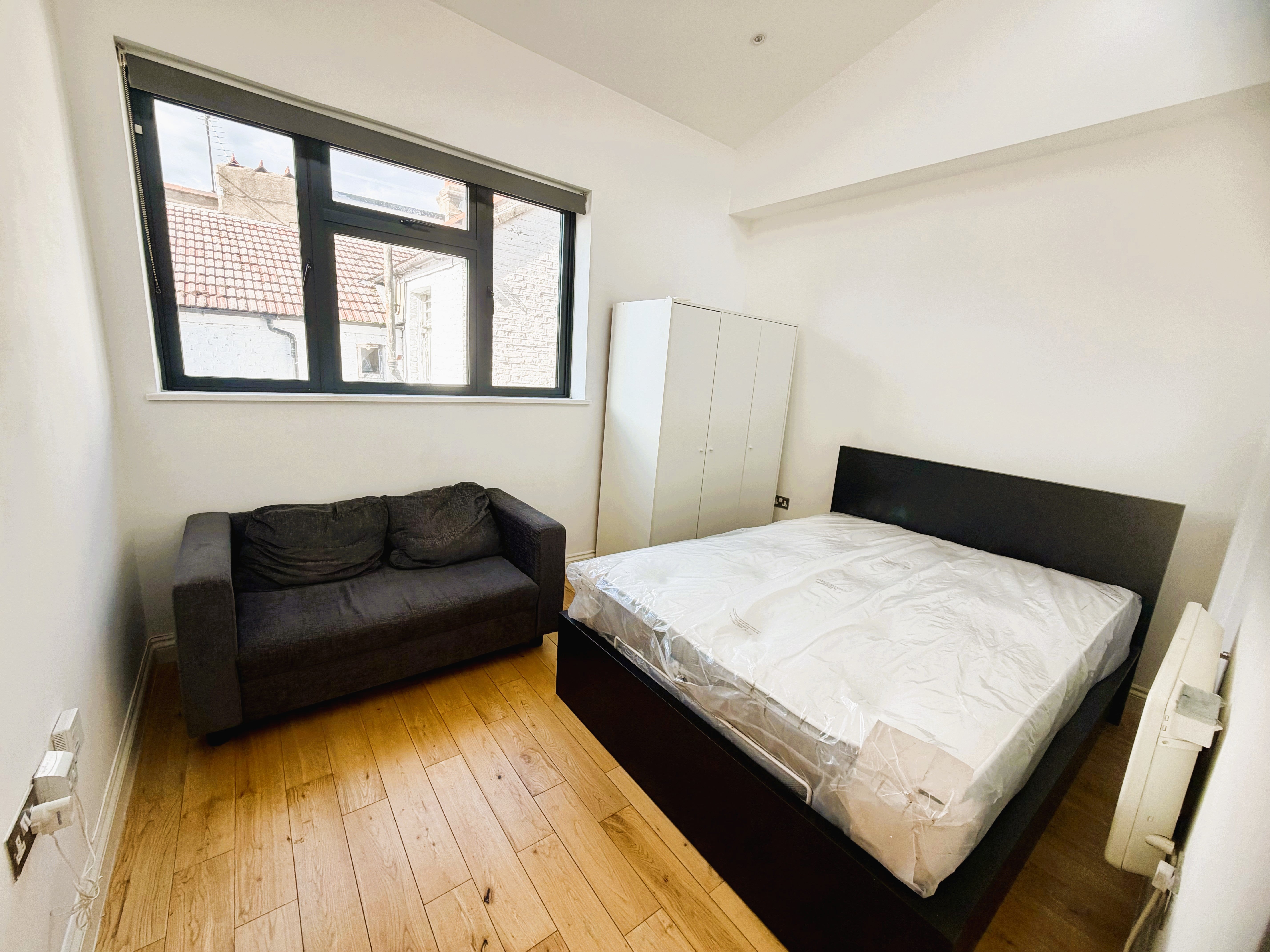 Flat Tooting High Street in Greater London