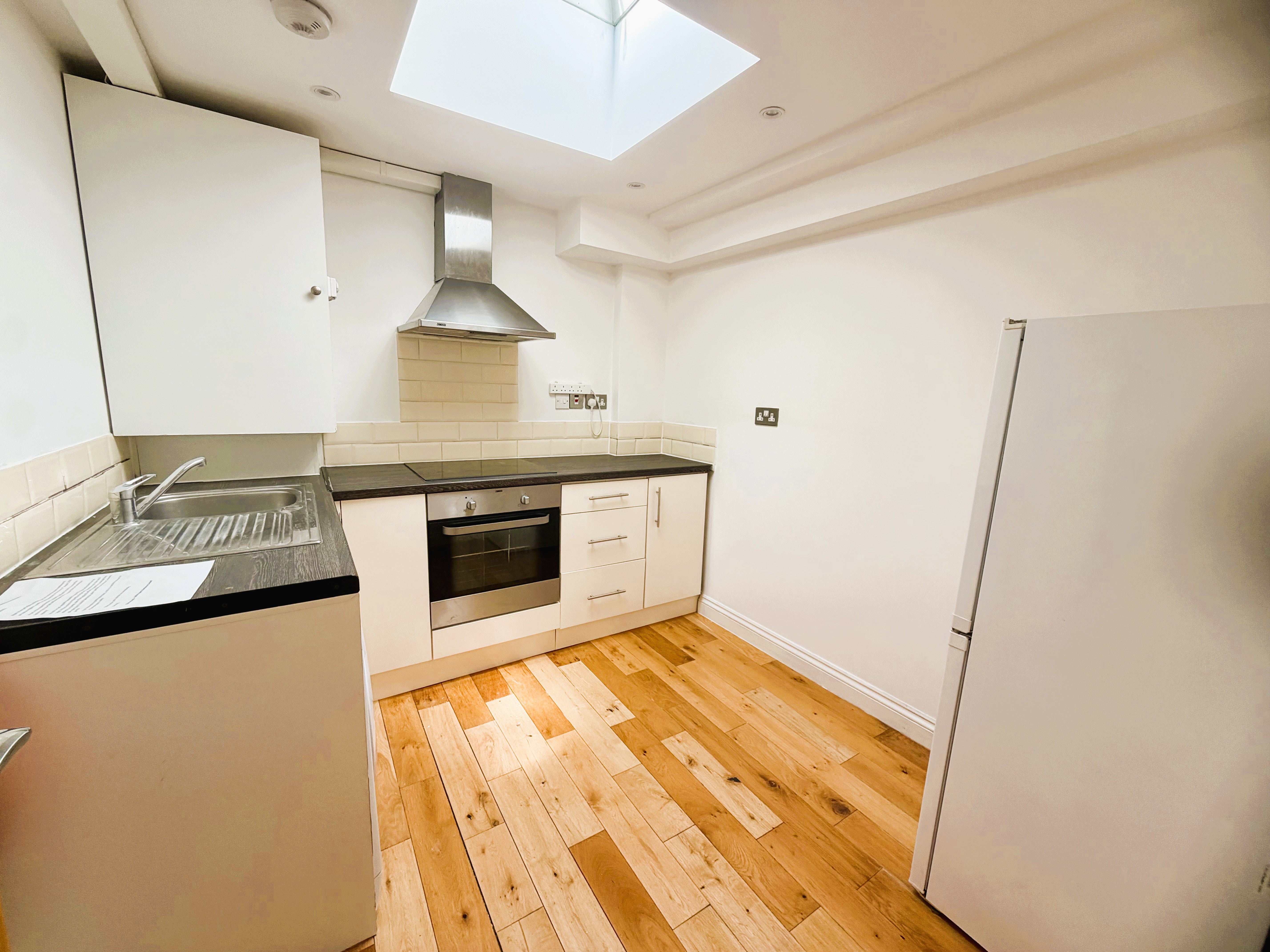 Flat Tooting High Street in Greater London