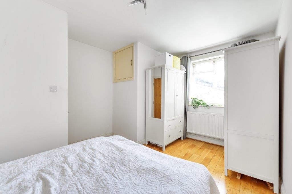 Flat Plympton Road in Greater London
